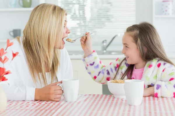 Девочка кормит свою мать — стоковое фото