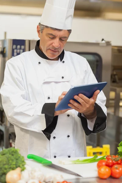 Šéfkuchař používající digitální tablet — Stock fotografie