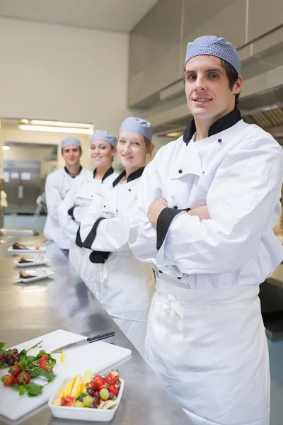 Команда шеф-повара стоит на кухне — стоковое фото