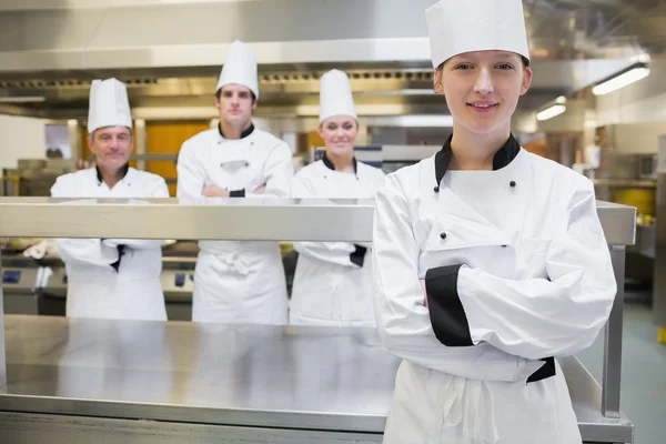 Chef de pé com os braços cruzados — Fotografia de Stock