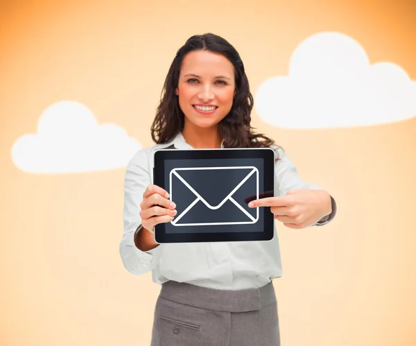 Kvinna stående håller en TabletPC med en meddelande symbol — Stockfoto