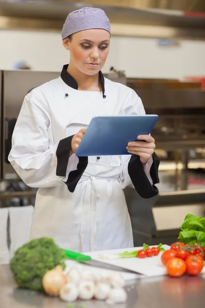요리사 컨설팅 디지털 태블릿 — 스톡 사진