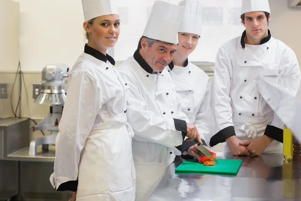 Gyakornok Chef tanulás vágott zöldségek — Stock Fotó