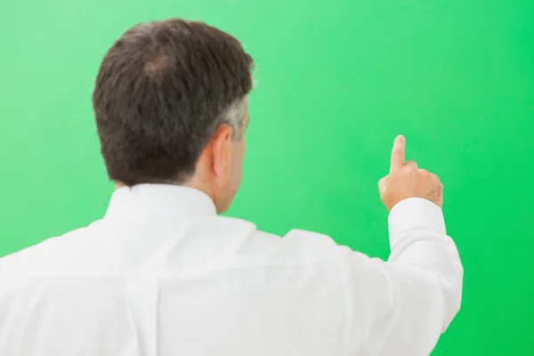 Homem apontando em uma tela verde — Fotografia de Stock