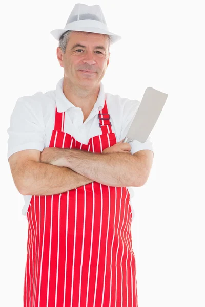 Carnicero con los brazos cruzados sosteniendo cuchillo de carne —  Fotos de Stock