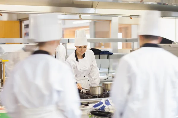 Chef-kok werken bij de kachel — Stockfoto