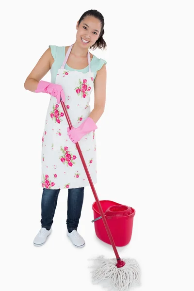 Usmívající se žena čištění podlahy — Stock fotografie
