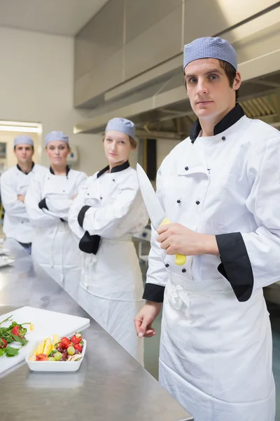 Chef-kok op zoek achtersteven houden een mes — Stockfoto