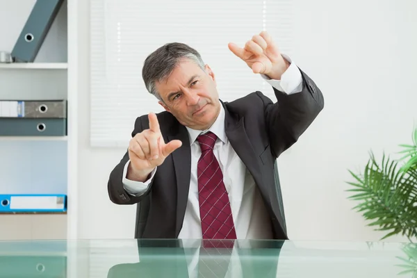 Business man calculating length — Stock Photo, Image