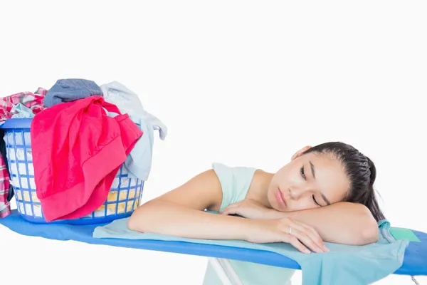 Женщина спит на гладильной доске — стоковое фото