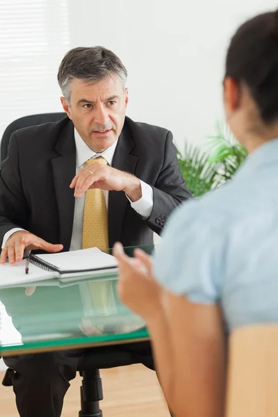 Zakenman met een vrouw in zijn kantoor te spreken — Stockfoto