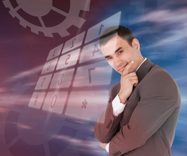 Affärsman stående leende med holografisk numeriskt tangentbord — Stockfoto