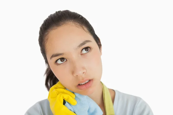 Mulher cansada segurando pano de limpeza — Fotografia de Stock