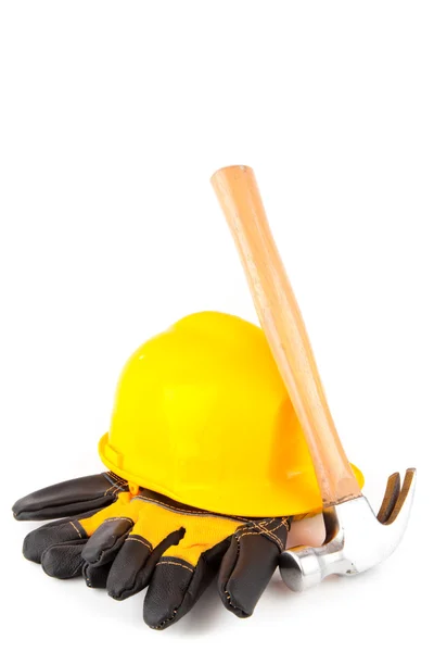 Hammer leaning against hard hat and builder 's gloves — стоковое фото