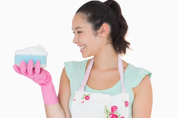 Mujer sosteniendo una esponja — Foto de Stock