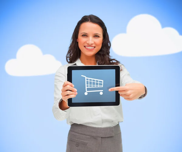 Donna d'affari in possesso di un computer tablet che mostra shopping app sym — Foto Stock