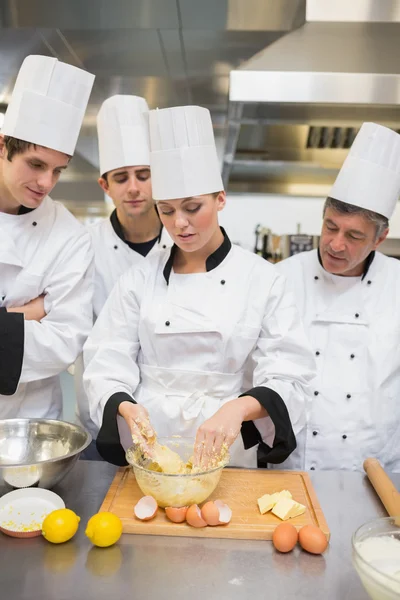 Cursisten leren hoe te bereiden deeg — Stockfoto