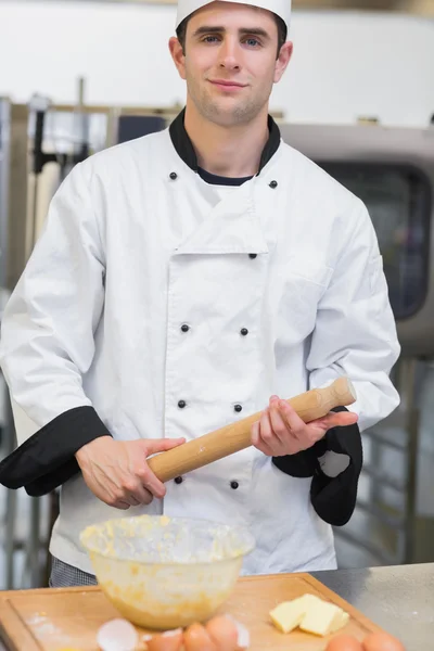 Baker holding a rolling pin — Stock Photo, Image