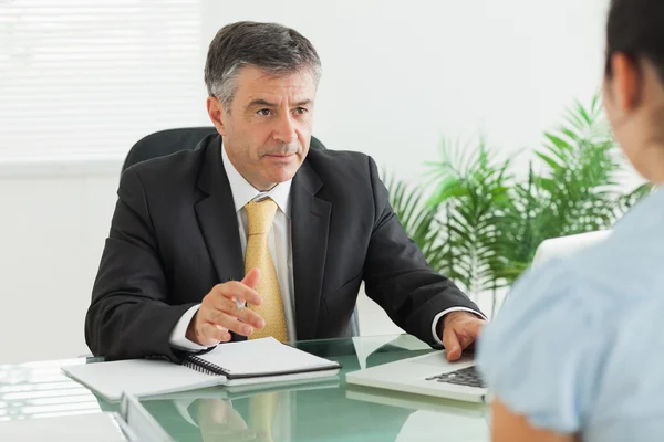 Zakenman met een bijeenkomst — Stockfoto