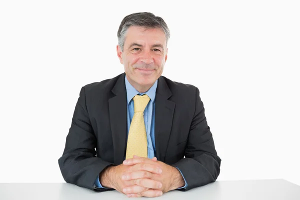 Homem feliz sentado em sua mesa — Fotografia de Stock