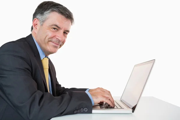 Homem feliz digitando em seu laptop — Fotografia de Stock