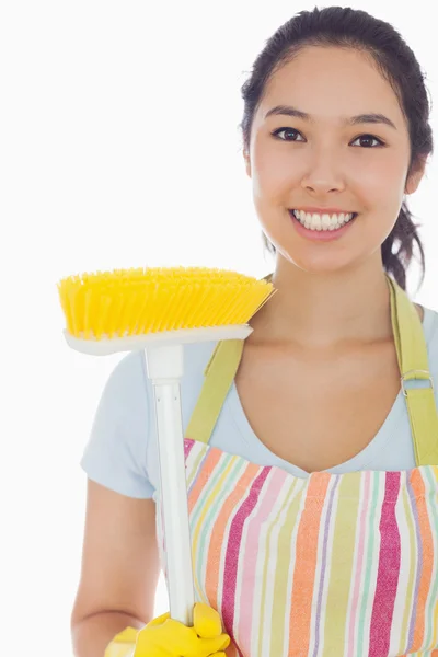 Mujer sonriente con escoba —  Fotos de Stock