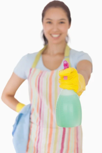 Donna che utilizza un detergente per finestre — Foto Stock