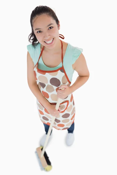 Smiling woman sweeping the floor — Stock Photo, Image