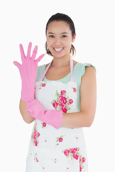 Woman putting on plastic gloves — Stock Photo, Image