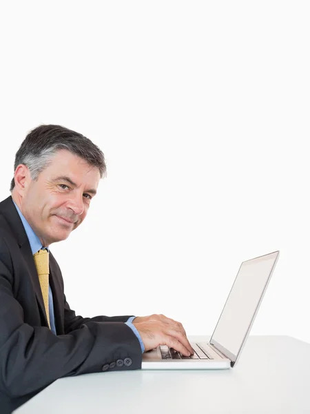 Hombre feliz escribiendo en el ordenador portátil —  Fotos de Stock