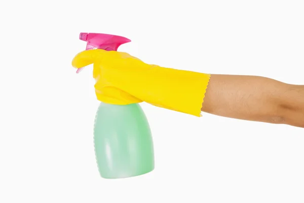 Femme en gants de caoutchouc jaune tenant un nettoyant pour vitres — Photo