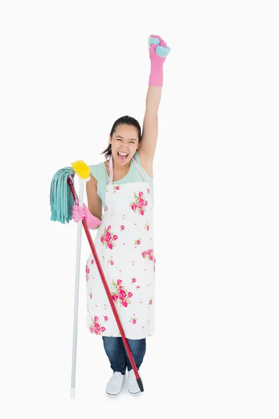 Woman holding a sponge in the air and shouting — Stock Photo, Image