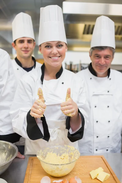 Baker ger tummen upp omfattas i degen — Stockfoto