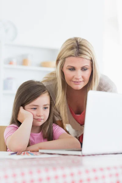 Mãe e criança olhando para laptop — Fotografia de Stock