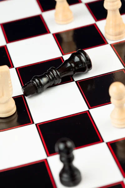 Černá královna na šachovnici bílých stoje — Stock fotografie
