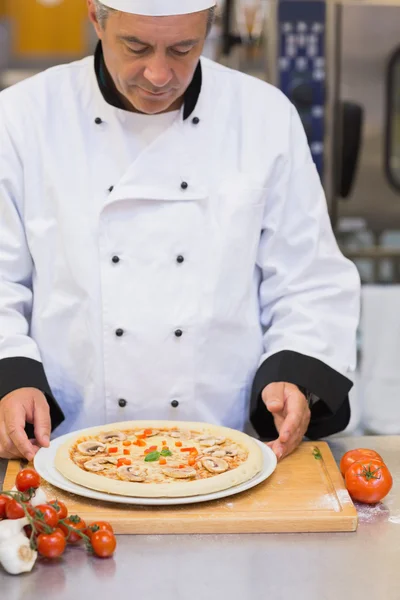 Chef preparando uma pizza de cogumelos — Fotografia de Stock