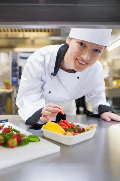 Smiling chef preparing fruit salad — Stock Photo, Image