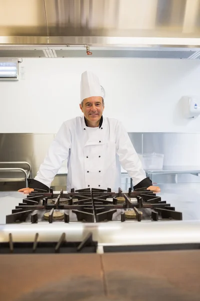 Uomo in piedi alla stufa — Foto Stock