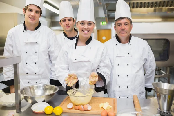 Corso di pasticceria sorridente con insegnante — Foto Stock