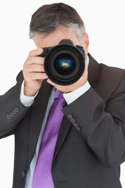 Επιχειρηματίας χρησιμοποιώντας ψηφιακή φωτογραφική μηχανή — Φωτογραφία Αρχείου