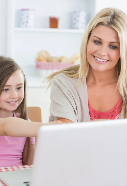 Woman and child sitting at the laptop — Stock Photo, Image