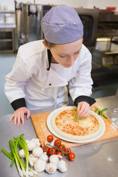 Chef-kok afwerking uit een pizza — Stockfoto