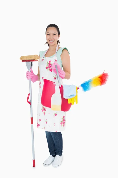 Mulher segurando ferramentas de limpeza — Fotografia de Stock