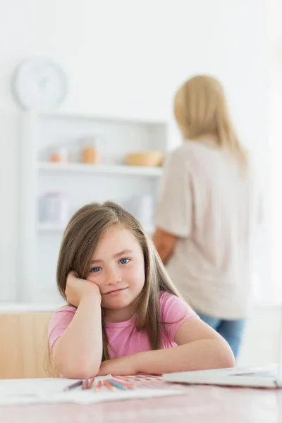 Petite fille appuyée sur la table de cuisine — Photo