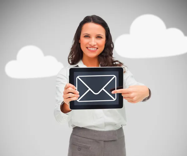 Žena držící tablet pc symbolem e-mailu — Stock fotografie