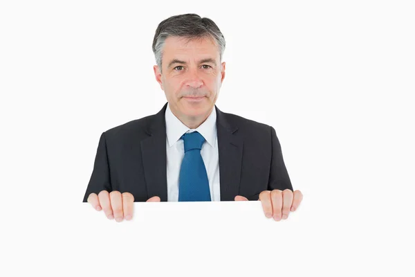 Doordachte man staan achter wit bord — Stockfoto