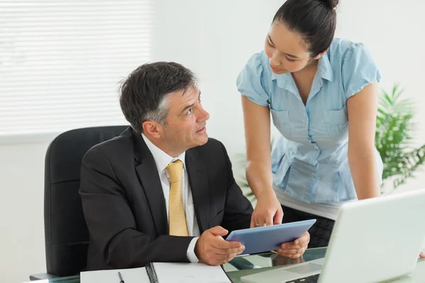 Business man and business woman speaking together — Stock Photo, Image