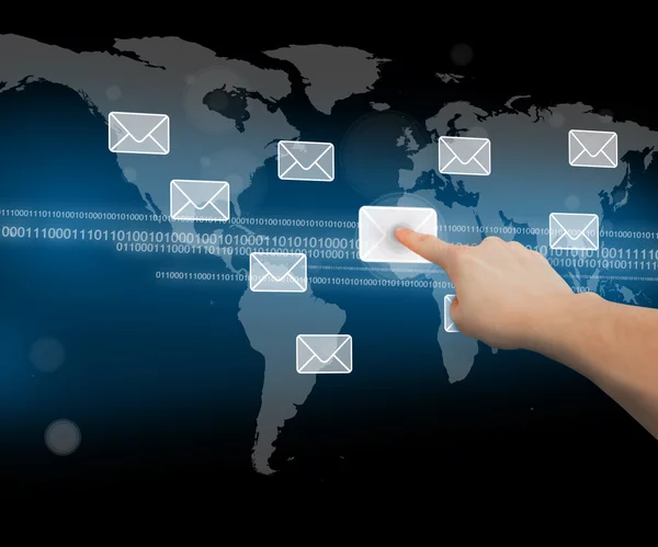 Dedo empujando el símbolo de correo en la interfaz del mapa mundial — Foto de Stock
