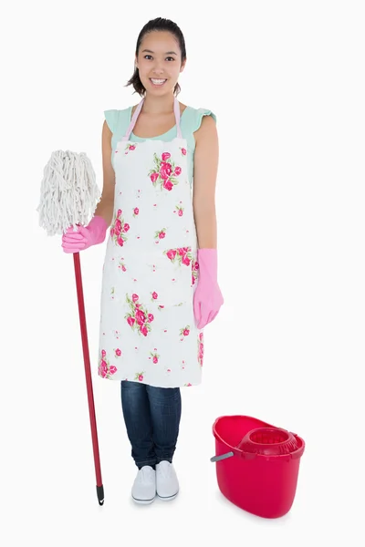 Mujer feliz con fregona y cubo —  Fotos de Stock