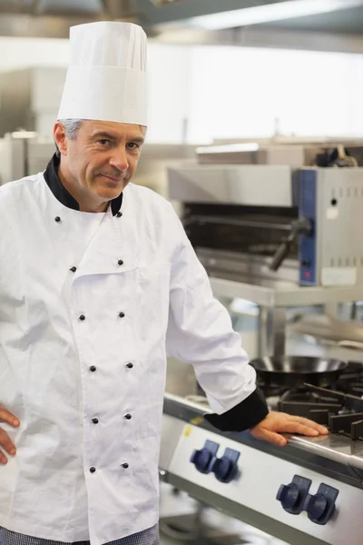 Chef-kok leunend tegen de kachel — Stockfoto